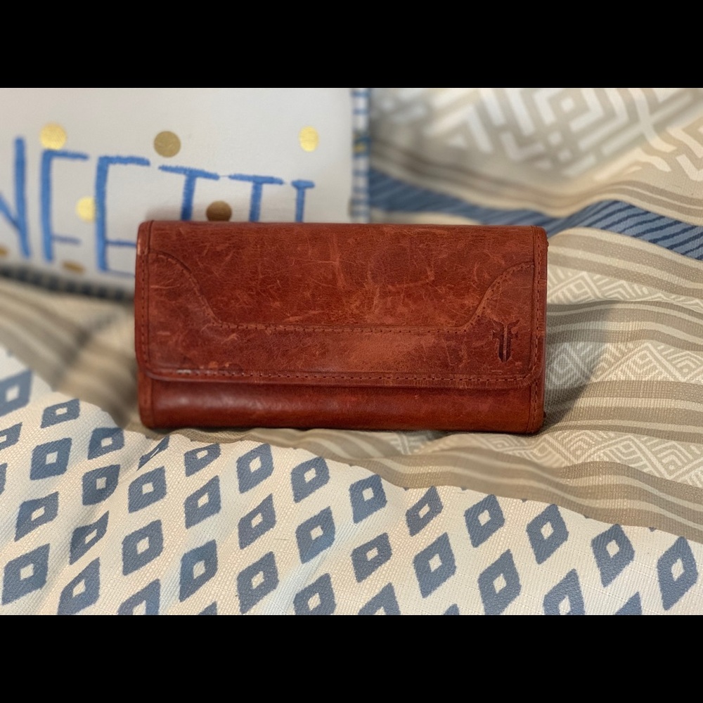 ✅Frye Melissa tri fold wallet in cognac✅